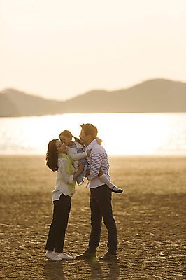 포토 JPG 주간 전신 라이프스타일 여자 남자 딸 어린이 가족 안기 모션 엄마 서기 사람 동양인 소녀 소년 성인 해변 야외 앞모습 세명 30대 햇빛 노을 한국인 가족라이프 아빠 충청남도 태안 신두리해변 들어올리기 국내포토 자연요소 바다 뷰포인트 관계 인종 생활 장년 태양 충청도 파일형식