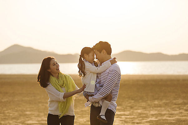 포토 JPG 주간 라이프스타일 여자 남자 딸 어린이 가족 안기 모션 엄마 미소 사람 동양인 소녀 소년 상반신 성인 해변 야외 세명 30대 노을 한국인 가족라이프 아빠 충청남도 태안 신두리해변 국내포토 자연요소 바다 관계 표정 인종 생활 장년 충청도 파일형식