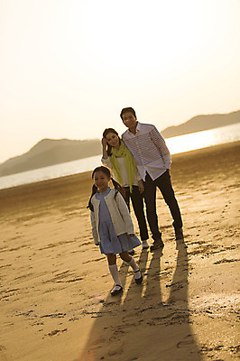 포토 JPG 주간 전신 라이프스타일 여자 남자 딸 어린이 가족 모션 엄마 그림자 서기 미소 사람 동양인 소녀 소년 성인 해변 야외 앞모습 세명 30대 햇빛 노을 한국인 가족라이프 아빠 충청남도 태안 신두리해변 국내포토 자연요소 바다 뷰포인트 관계 표정 인종 생활 장년 태양 충청도 파일형식