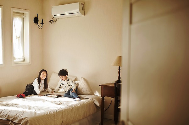 포토 JPG 주간 전신 라이프스타일 여자 남자 딸 아들 어린이 가족 모션 휴식 실내 남매 미소 사람 앉기 동양인 소녀 소년 두명 앞모습 다정 침실 한국인 침대 가족라이프 에어컨 어린이만 국내포토 자연요소 뷰포인트 가구 컨셉 관계 표정 인종 내부 생활 가전제품 파일형식