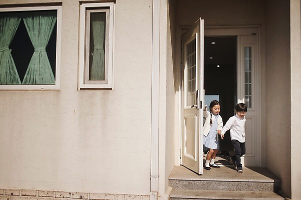 포토 JPG 주간 전신 라이프스타일 여자 남자 딸 아들 어린이 장난 가족 모션 놀이 남매 사람 동양인 소녀 소년 야외 두명 앞모습 걷기 다정 한국인 가족라이프 현관문 어린이만 나오기 국내포토 자연요소 뷰포인트 컨셉 관계 인종 생활 문 파일형식