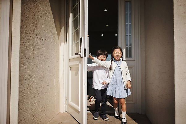 포토 JPG 주간 전신 라이프스타일 여자 남자 딸 아들 어린이 가족 모션 남매 미소 사람 동양인 소녀 소년 야외 두명 앞모습 문 걷기 다정 한국인 가족라이프 어린이만 국내포토 자연요소 뷰포인트 컨셉 관계 표정 인종 생활 파일형식