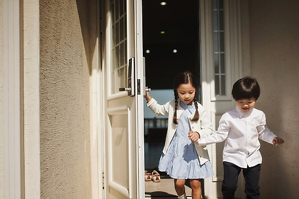 포토 JPG 주간 라이프스타일 여자 남자 딸 아들 어린이 가족 모션 남매 서기 사람 동양인 소녀 소년 상반신 야외 두명 앞모습 문 손잡기 다정 한국인 가족라이프 오픈 어린이만 국내포토 자연요소 뷰포인트 컨셉 관계 인종 생활 파일형식