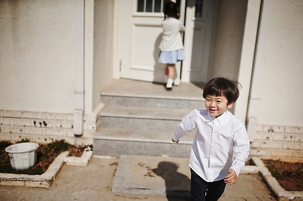 포토 JPG 주간 전신 라이프스타일 여자 남자 딸 아들 어린이 가족 모션 남매 미소 사람 동양인 소녀 소년 상반신 야외 두명 앞모습 뒷모습 문 걷기 다정 한국인 가족라이프 닫기 어린이만 국내포토 자연요소 뷰포인트 컨셉 관계 표정 인종 생활 파일형식