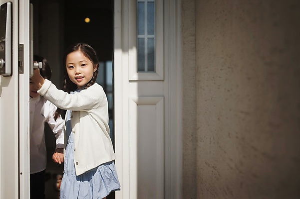 포토 JPG 주간 라이프스타일 여자 남자 딸 아들 어린이 가족 모션 남매 미소 사람 동양인 소녀 소년 상반신 야외 두명 문 다정 한국인 가족라이프 오픈 어린이만 나오기 국내포토 자연요소 컨셉 관계 표정 인종 생활 파일형식