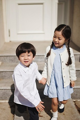 포토 JPG 주간 전신 라이프스타일 여자 남자 딸 아들 어린이 가족 모션 남매 사람 동양인 소녀 소년 상반신 야외 두명 앞모습 걷기 계단 손잡기 다정 한국인 가족라이프 어린이만 국내포토 자연요소 뷰포인트 컨셉 관계 인종 생활 파일형식