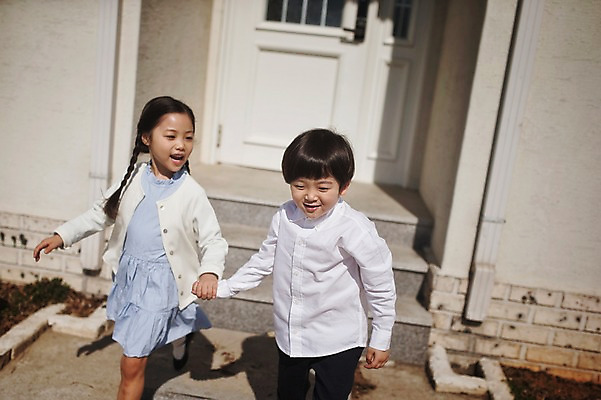 포토 JPG 주간 라이프스타일 여자 남자 딸 아들 어린이 가족 모션 남매 사람 동양인 소녀 소년 상반신 야외 두명 앞모습 걷기 손잡기 다정 한국인 가족라이프 어린이만 국내포토 자연요소 뷰포인트 컨셉 관계 인종 생활 파일형식