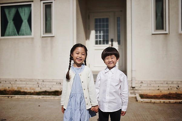 포토 JPG 주간 라이프스타일 여자 남자 딸 아들 어린이 가족 모션 남매 서기 미소 사람 동양인 소녀 소년 상반신 야외 두명 앞모습 손잡기 다정 한국인 가족라이프 집앞 어린이만 국내포토 자연요소 뷰포인트 컨셉 관계 표정 인종 생활 파일형식