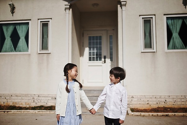 포토 JPG 주간 라이프스타일 여자 남자 딸 아들 어린이 가족 모션 남매 서기 미소 사람 동양인 소녀 소년 상반신 야외 두명 앞모습 마주보기 손잡기 다정 한국인 가족라이프 집앞 어린이만 국내포토 자연요소 뷰포인트 컨셉 관계 표정 인종 생활 파일형식