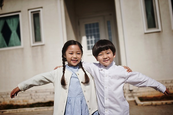 포토 JPG 주간 라이프스타일 여자 남자 딸 아들 어린이 가족 모션 팔벌리기 어깨동무 남매 서기 미소 사람 동양인 소녀 소년 상반신 야외 두명 앞모습 다정 한국인 가족라이프 집앞 어린이만 국내포토 자연요소 뷰포인트 포즈 컨셉 관계 표정 인종 생활 파일형식