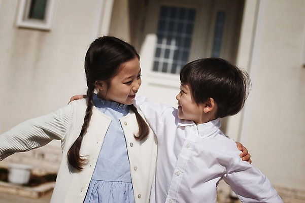 포토 JPG 주간 라이프스타일 여자 남자 딸 아들 어린이 가족 모션 팔벌리기 어깨동무 남매 서기 미소 사람 동양인 소녀 소년 상반신 야외 두명 앞모습 마주보기 다정 한국인 가족라이프 집앞 어린이만 국내포토 자연요소 뷰포인트 포즈 컨셉 관계 표정 인종 생활 파일형식