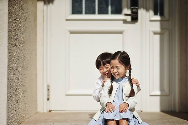포토 JPG 주간 라이프스타일 여자 남자 딸 아들 어린이 가족 모션 놀이 남매 미소 사람 앉기 동양인 소녀 소년 상반신 야외 두명 앞모습 다정 한국인 가족라이프 현관문 집앞 어린이만 국내포토 자연요소 뷰포인트 컨셉 관계 표정 인종 생활 문 파일형식