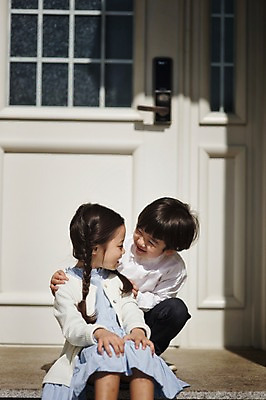 포토 JPG 주간 라이프스타일 여자 남자 딸 아들 어린이 가족 모션 놀이 남매 미소 사람 앉기 동양인 소녀 소년 상반신 야외 두명 앞모습 문 다정 한국인 가족라이프 현관문 어린이만 국내포토 자연요소 뷰포인트 컨셉 관계 표정 인종 생활 파일형식