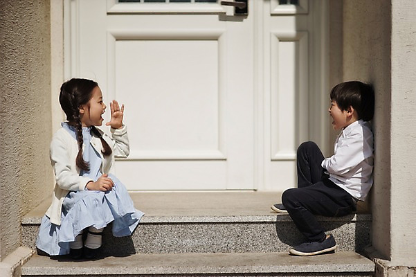 포토 JPG 주간 전신 라이프스타일 여자 남자 딸 아들 어린이 가족 모션 놀이 남매 사람 앉기 동양인 손짓 소녀 소년 야외 두명 옆모습 문 계단 다정 한국인 가족라이프 현관문 어린이만 국내포토 자연요소 뷰포인트 컨셉 관계 인종 생활 파일형식