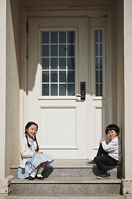포토 JPG 주간 전신 라이프스타일 여자 남자 딸 아들 어린이 가족 모션 놀이 남매 미소 사람 앉기 동양인 소녀 소년 야외 두명 옆모습 문 계단 다정 한국인 가족라이프 현관문 어린이만 국내포토 자연요소 뷰포인트 컨셉 관계 표정 인종 생활 파일형식