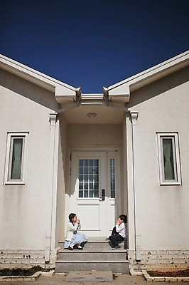 포토 JPG 주간 전신 라이프스타일 여자 남자 딸 아들 어린이 가족 모션 놀이 주택 남매 사람 앉기 동양인 소녀 소년 야외 두명 옆모습 계단 다정 한국인 가족라이프 현관문 어린이만 국내포토 자연요소 뷰포인트 컨셉 관계 인종 건물 생활 문 파일형식