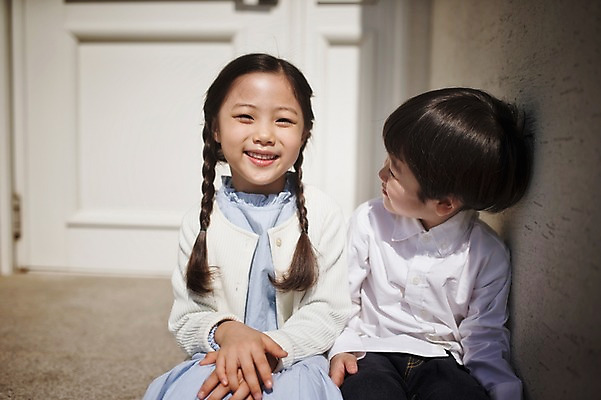 포토 JPG 주간 라이프스타일 여자 남자 딸 아들 어린이 가족 모션 남매 미소 사람 앉기 동양인 소녀 소년 상반신 야외 두명 앞모습 문 다정 한국인 가족라이프 현관문 어린이만 국내포토 자연요소 뷰포인트 컨셉 관계 표정 인종 생활 파일형식