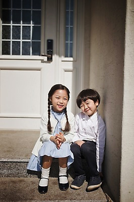 포토 JPG 주간 전신 라이프스타일 여자 남자 딸 아들 어린이 가족 모션 남매 미소 사람 앉기 동양인 소녀 소년 야외 두명 앞모습 문 다정 한국인 가족라이프 현관문 어린이만 국내포토 자연요소 뷰포인트 컨셉 관계 표정 인종 생활 파일형식