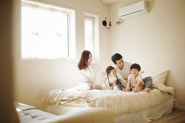 포토 JPG 주간 전신 라이프스타일 여자 남자 딸 아들 어린이 창문 가족 모션 엄마 휴식 실내 남매 사람 앉기 동양인 소녀 소년 여러명 성인 앞모습 30대 화목 침실 한국인 침대 가족라이프 아빠 국내포토 자연요소 뷰포인트 가구 다수 컨셉 관계 인종 내부 생활 장년 파일형식