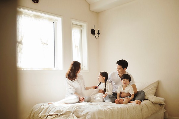 포토 JPG 주간 전신 라이프스타일 여자 남자 딸 아들 어린이 창문 가족 모션 엄마 휴식 실내 남매 사람 앉기 동양인 소녀 소년 여러명 성인 앞모습 30대 화목 침실 한국인 침대 가족라이프 아빠 국내포토 자연요소 뷰포인트 가구 다수 컨셉 관계 인종 내부 생활 장년 파일형식