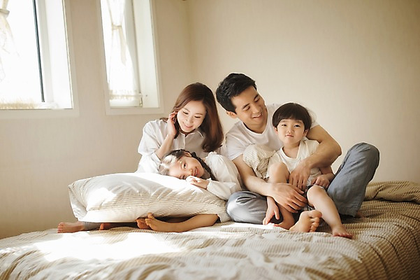 포토 JPG 주간 전신 라이프스타일 여자 남자 딸 아들 어린이 창문 가족 모션 엄마 휴식 실내 남매 미소 사람 앉기 동양인 소녀 소년 여러명 성인 앞모습 30대 화목 침실 한국인 침대 가족라이프 아빠 국내포토 자연요소 뷰포인트 가구 다수 컨셉 관계 표정 인종 내부 생활 장년 파일형식