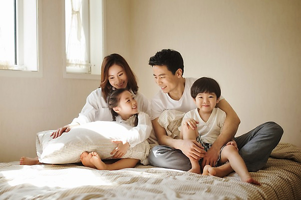 포토 JPG 주간 라이프스타일 여자 남자 딸 아들 어린이 가족 모션 엄마 휴식 실내 남매 미소 사람 앉기 동양인 소녀 소년 여러명 성인 앞모습 30대 화목 침실 한국인 침대 가족라이프 아빠 국내포토 자연요소 뷰포인트 가구 다수 컨셉 관계 표정 인종 내부 생활 장년 파일형식