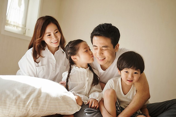 포토 JPG 주간 라이프스타일 여자 남자 딸 아들 어린이 가족 베개 모션 엄마 휴식 실내 남매 미소 사람 앉기 동양인 소녀 소년 여러명 상반신 성인 30대 화목 침실 한국인 침대 가족라이프 아빠 국내포토 자연요소 가구 다수 컨셉 관계 침구 표정 인종 내부 생활 장년 파일형식