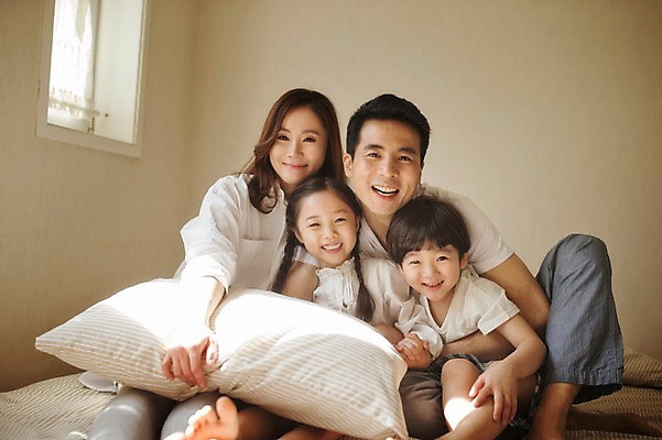 포토 JPG 주간 라이프스타일 여자 남자 딸 아들 어린이 창문 가족 베개 모션 엄마 휴식 실내 남매 미소 사람 앉기 동양인 소녀 소년 여러명 성인 앞모습 30대 화목 침실 한국인 침대 가족라이프 아빠 국내포토 자연요소 뷰포인트 가구 다수 컨셉 관계 침구 표정 인종 내부 생활 장년 파일형식