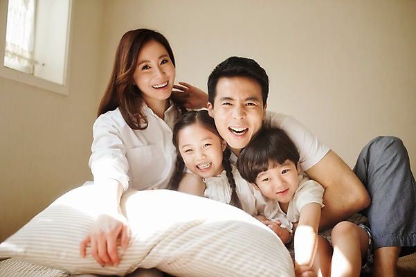 포토 JPG 주간 라이프스타일 여자 남자 딸 아들 어린이 가족 베개 모션 엄마 휴식 실내 남매 미소 사람 앉기 동양인 소녀 소년 여러명 상반신 성인 앞모습 30대 화목 침실 한국인 침대 가족라이프 아빠 국내포토 자연요소 뷰포인트 가구 다수 컨셉 관계 침구 표정 인종 내부 생활 장년 파일형식