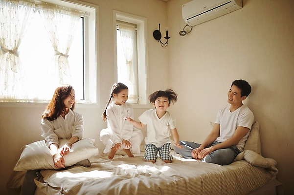 포토 JPG 주간 전신 라이프스타일 여자 남자 딸 아들 어린이 창문 가족 베개 모션 놀이 엄마 휴식 실내 남매 미소 사람 앉기 동양인 소녀 소년 여러명 성인 앞모습 30대 화목 침실 한국인 침대 가족라이프 아빠 국내포토 자연요소 뷰포인트 가구 다수 컨셉 관계 침구 표정 인종 내부 생활 장년 파일형식