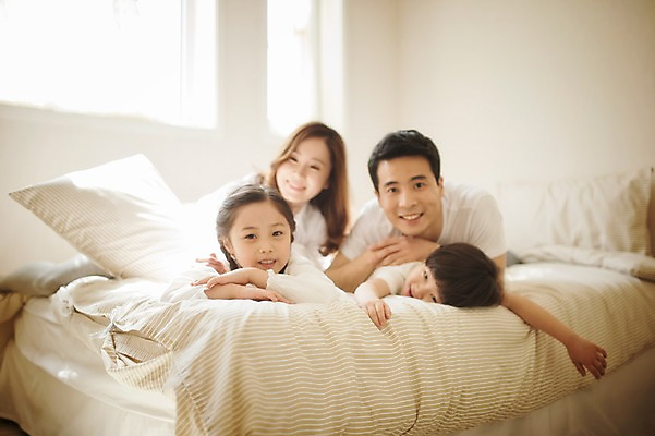 포토 JPG 주간 라이프스타일 여자 남자 딸 아들 어린이 엎드리기 창문 가족 베개 모션 엄마 휴식 실내 남매 미소 사람 동양인 소녀 소년 여러명 상반신 성인 앞모습 30대 햇빛 화목 침실 한국인 침대 가족라이프 아빠 국내포토 자연요소 뷰포인트 가구 다수 컨셉 관계 침구 표정 인종 내부 생활 장년 태양 파일형식