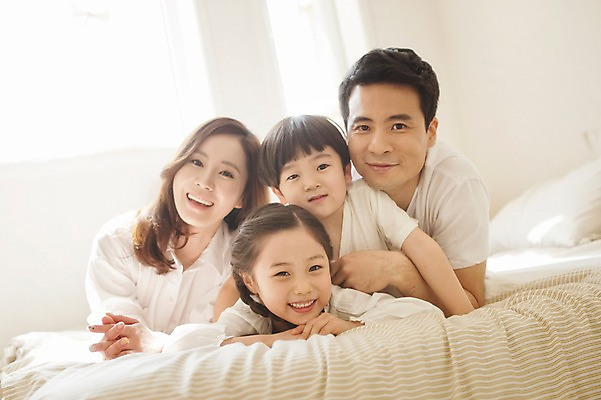 포토 JPG 주간 전신 라이프스타일 여자 남자 딸 아들 어린이 엎드리기 가족 베개 모션 엄마 휴식 실내 남매 미소 사람 동양인 소녀 소년 여러명 성인 앞모습 30대 화목 침실 한국인 침대 가족라이프 아빠 국내포토 자연요소 뷰포인트 가구 다수 컨셉 관계 침구 표정 인종 내부 생활 장년 파일형식