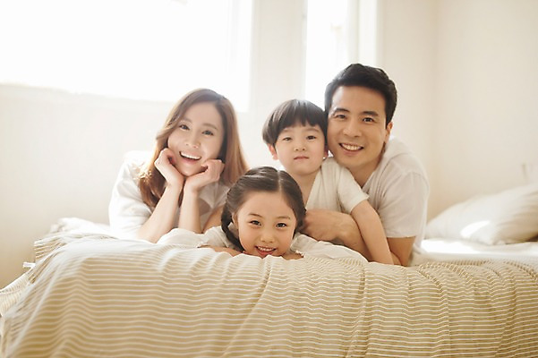 포토 JPG 주간 라이프스타일 여자 남자 딸 아들 어린이 엎드리기 가족 모션 엄마 휴식 실내 남매 미소 사람 동양인 소녀 소년 여러명 상반신 성인 앞모습 30대 턱괴기 화목 침실 한국인 침대 가족라이프 아빠 국내포토 자연요소 뷰포인트 가구 다수 컨셉 관계 표정 인종 내부 생활 장년 파일형식