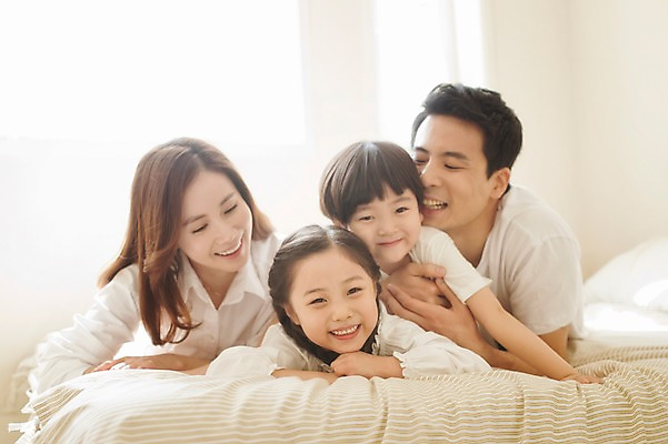 포토 JPG 주간 라이프스타일 여자 남자 딸 아들 어린이 엎드리기 가족 모션 엄마 휴식 실내 남매 미소 사람 동양인 소녀 소년 여러명 상반신 성인 앞모습 30대 화목 침실 한국인 침대 가족라이프 아빠 국내포토 자연요소 뷰포인트 가구 다수 컨셉 관계 표정 인종 내부 생활 장년 파일형식