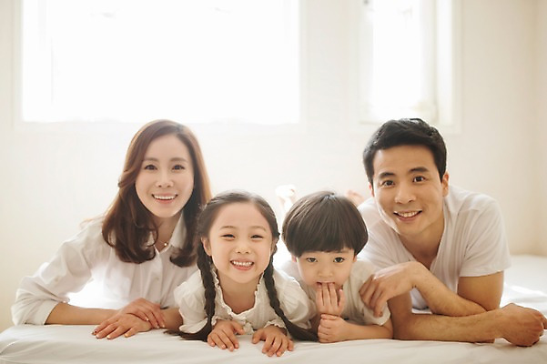 포토 JPG 주간 라이프스타일 여자 남자 딸 아들 어린이 엎드리기 가족 모션 엄마 휴식 실내 남매 미소 사람 동양인 소녀 소년 여러명 상반신 성인 앞모습 30대 화목 침실 한국인 침대 가족라이프 아빠 국내포토 자연요소 뷰포인트 가구 다수 컨셉 관계 표정 인종 내부 생활 장년 파일형식