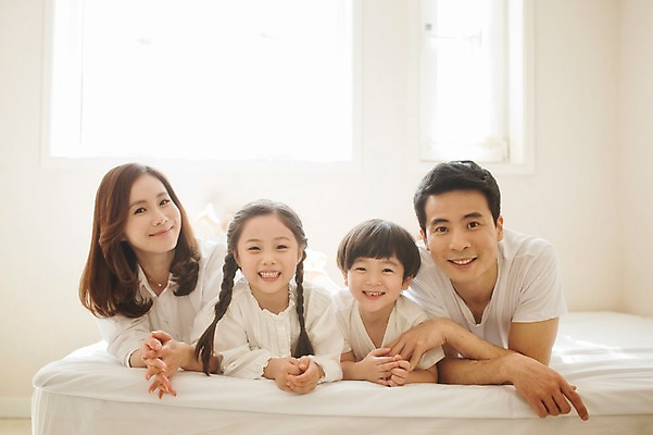 포토 JPG 주간 라이프스타일 여자 남자 딸 아들 어린이 엎드리기 가족 모션 엄마 휴식 실내 남매 미소 사람 동양인 소녀 소년 여러명 상반신 성인 앞모습 30대 화목 침실 한국인 침대 가족라이프 아빠 국내포토 자연요소 뷰포인트 가구 다수 컨셉 관계 표정 인종 내부 생활 장년 파일형식