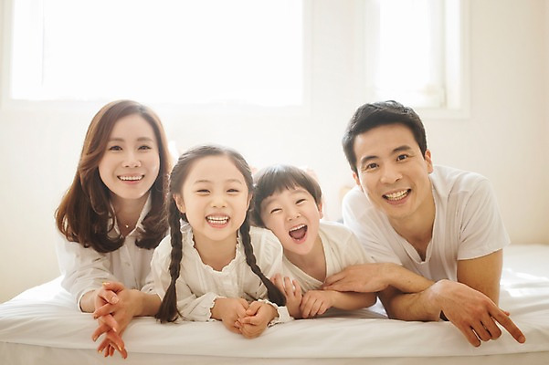 포토 JPG 주간 라이프스타일 여자 남자 딸 아들 어린이 엎드리기 가족 모션 엄마 휴식 실내 남매 미소 사람 동양인 소녀 소년 여러명 상반신 성인 앞모습 30대 화목 침실 한국인 침대 가족라이프 아빠 국내포토 자연요소 뷰포인트 가구 다수 컨셉 관계 표정 인종 내부 생활 장년 파일형식