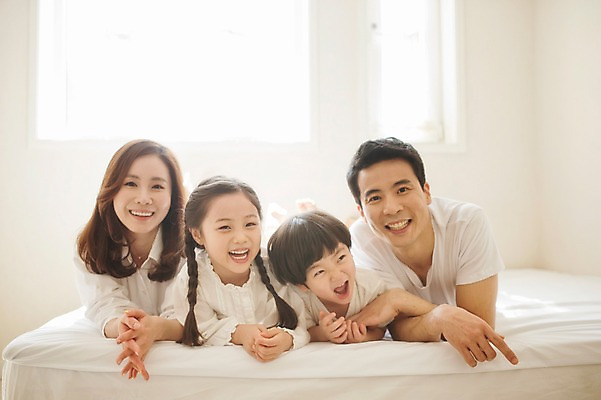 포토 JPG 주간 라이프스타일 여자 남자 딸 아들 어린이 엎드리기 가족 모션 엄마 휴식 실내 남매 미소 사람 동양인 소녀 소년 여러명 상반신 성인 앞모습 30대 화목 침실 한국인 침대 가족라이프 아빠 국내포토 자연요소 뷰포인트 가구 다수 컨셉 관계 표정 인종 내부 생활 장년 파일형식