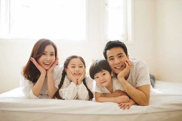포토 JPG 주간 라이프스타일 여자 남자 딸 아들 어린이 엎드리기 가족 모션 엄마 휴식 실내 남매 미소 사람 동양인 소녀 소년 여러명 상반신 성인 앞모습 30대 턱괴기 화목 침실 한국인 침대 가족라이프 아빠 국내포토 자연요소 뷰포인트 가구 다수 컨셉 관계 표정 인종 내부 생활 장년 파일형식