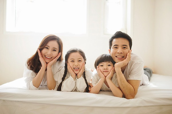 포토 JPG 주간 라이프스타일 여자 남자 딸 아들 어린이 엎드리기 가족 모션 엄마 휴식 실내 남매 미소 사람 동양인 소녀 소년 여러명 상반신 성인 앞모습 30대 턱괴기 화목 침실 한국인 침대 가족라이프 아빠 국내포토 자연요소 뷰포인트 가구 다수 컨셉 관계 표정 인종 내부 생활 장년 파일형식