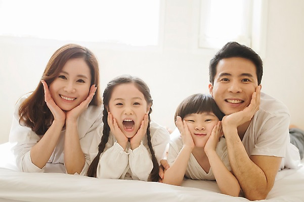 포토 JPG 주간 라이프스타일 여자 남자 딸 아들 어린이 엎드리기 가족 모션 엄마 휴식 실내 남매 미소 사람 동양인 손짓 소녀 소년 여러명 상반신 성인 앞모습 30대 턱괴기 화목 침실 한국인 침대 가족라이프 아빠 국내포토 자연요소 뷰포인트 가구 다수 컨셉 관계 표정 인종 내부 생활 장년 파일형식
