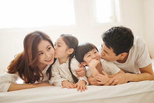 포토 JPG 주간 라이프스타일 여자 남자 딸 아들 어린이 엎드리기 가족 모션 엄마 휴식 키스 실내 남매 미소 사람 동양인 소녀 소년 여러명 상반신 성인 앞모습 30대 화목 침실 한국인 침대 가족라이프 아빠 국내포토 자연요소 뷰포인트 가구 다수 컨셉 관계 표정 인종 내부 생활 장년 애정표현 파일형식