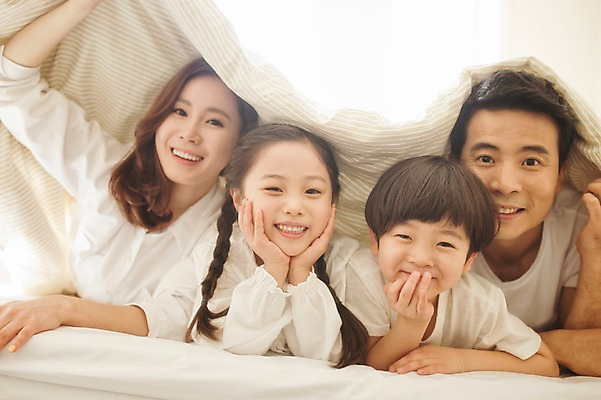 포토 JPG 주간 라이프스타일 여자 남자 딸 아들 어린이 엎드리기 가족 모션 엄마 휴식 실내 남매 미소 사람 동양인 소녀 소년 여러명 상반신 성인 앞모습 30대 턱괴기 화목 침실 이불 한국인 침대 가족라이프 아빠 국내포토 자연요소 뷰포인트 가구 다수 컨셉 관계 침구 표정 인종 내부 생활 장년 파일형식