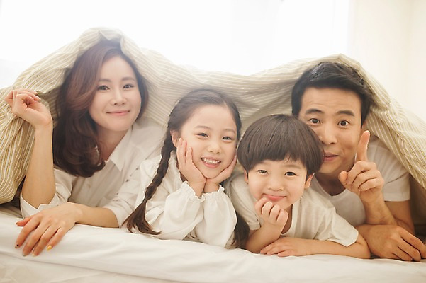 포토 JPG 주간 라이프스타일 여자 남자 딸 아들 어린이 엎드리기 가족 모션 엄마 휴식 실내 남매 미소 사람 동양인 소녀 소년 여러명 상반신 성인 앞모습 30대 턱괴기 화목 침실 이불 한국인 침대 가족라이프 아빠 쓰는 국내포토 자연요소 뷰포인트 가구 다수 컨셉 관계 침구 표정 인종 내부 생활 장년 파일형식