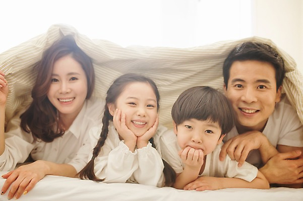 포토 JPG 주간 라이프스타일 여자 남자 딸 아들 어린이 엎드리기 가족 모션 엄마 휴식 실내 남매 미소 사람 동양인 소녀 소년 여러명 상반신 성인 앞모습 30대 턱괴기 화목 침실 이불 한국인 침대 가족라이프 아빠 쓰는 국내포토 자연요소 뷰포인트 가구 다수 컨셉 관계 침구 표정 인종 내부 생활 장년 파일형식