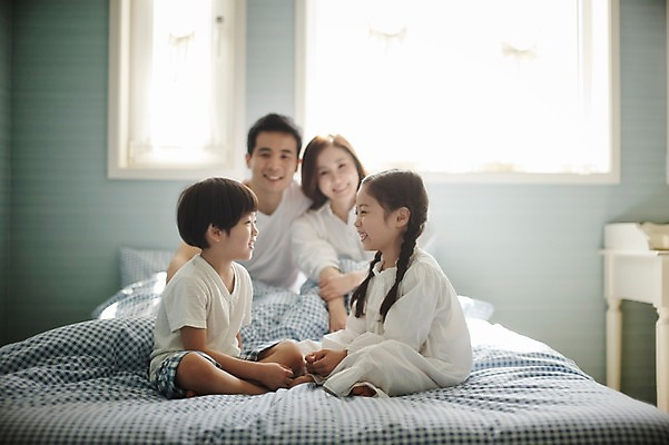 포토 JPG 주간 전신 라이프스타일 여자 남자 딸 아들 어린이 창문 가족 모션 엄마 휴식 실내 남매 미소 사람 앉기 동양인 소녀 소년 여러명 성인 앞모습 옆모습 30대 마주보기 화목 침실 한국인 침대 가족라이프 아빠 국내포토 자연요소 뷰포인트 가구 다수 컨셉 관계 표정 인종 내부 생활 장년 파일형식
