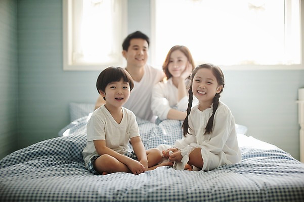 포토 JPG 주간 전신 라이프스타일 여자 남자 딸 아들 어린이 가족 모션 엄마 휴식 실내 남매 미소 사람 앉기 동양인 소녀 소년 여러명 성인 앞모습 30대 화목 침실 한국인 침대 가족라이프 아빠 국내포토 자연요소 뷰포인트 가구 다수 컨셉 관계 표정 인종 내부 생활 장년 파일형식
