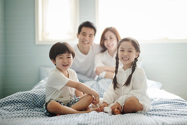 포토 JPG 주간 전신 라이프스타일 여자 남자 딸 아들 어린이 창문 가족 모션 엄마 휴식 실내 남매 미소 사람 앉기 동양인 소녀 소년 여러명 성인 앞모습 30대 화목 침실 한국인 침대 가족라이프 아빠 국내포토 자연요소 뷰포인트 가구 다수 컨셉 관계 표정 인종 내부 생활 장년 파일형식