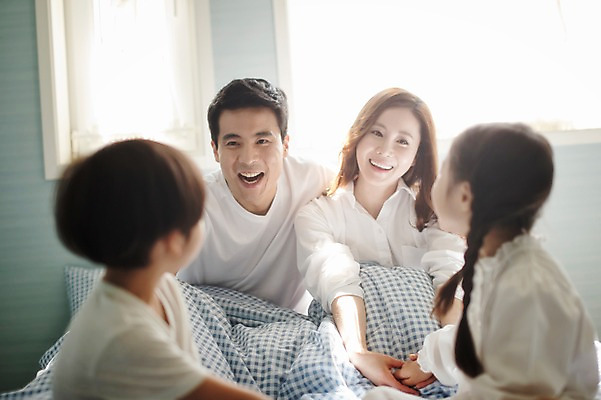 포토 JPG 주간 라이프스타일 여자 남자 딸 아들 어린이 가족 모션 엄마 휴식 실내 남매 미소 사람 앉기 동양인 소녀 소년 여러명 상반신 성인 앞모습 옆모습 30대 화목 침실 한국인 침대 가족라이프 아빠 국내포토 자연요소 뷰포인트 가구 다수 컨셉 관계 표정 인종 내부 생활 장년 파일형식