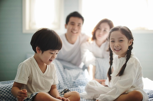 포토 JPG 주간 라이프스타일 여자 남자 딸 아들 어린이 가족 모션 엄마 휴식 실내 남매 미소 사람 앉기 동양인 소녀 소년 여러명 상반신 성인 앞모습 옆모습 30대 화목 침실 한국인 침대 가족라이프 아빠 국내포토 자연요소 뷰포인트 가구 다수 컨셉 관계 표정 인종 내부 생활 장년 파일형식